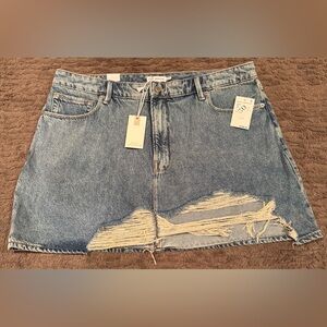 Good American Indigo Wash Denim Distressed Skirt Size 16